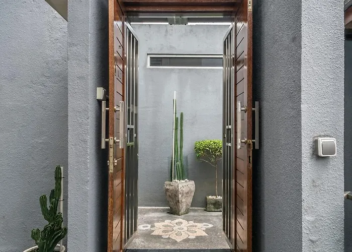 - 3 Bedroom Private Pool On Jl Mataram!